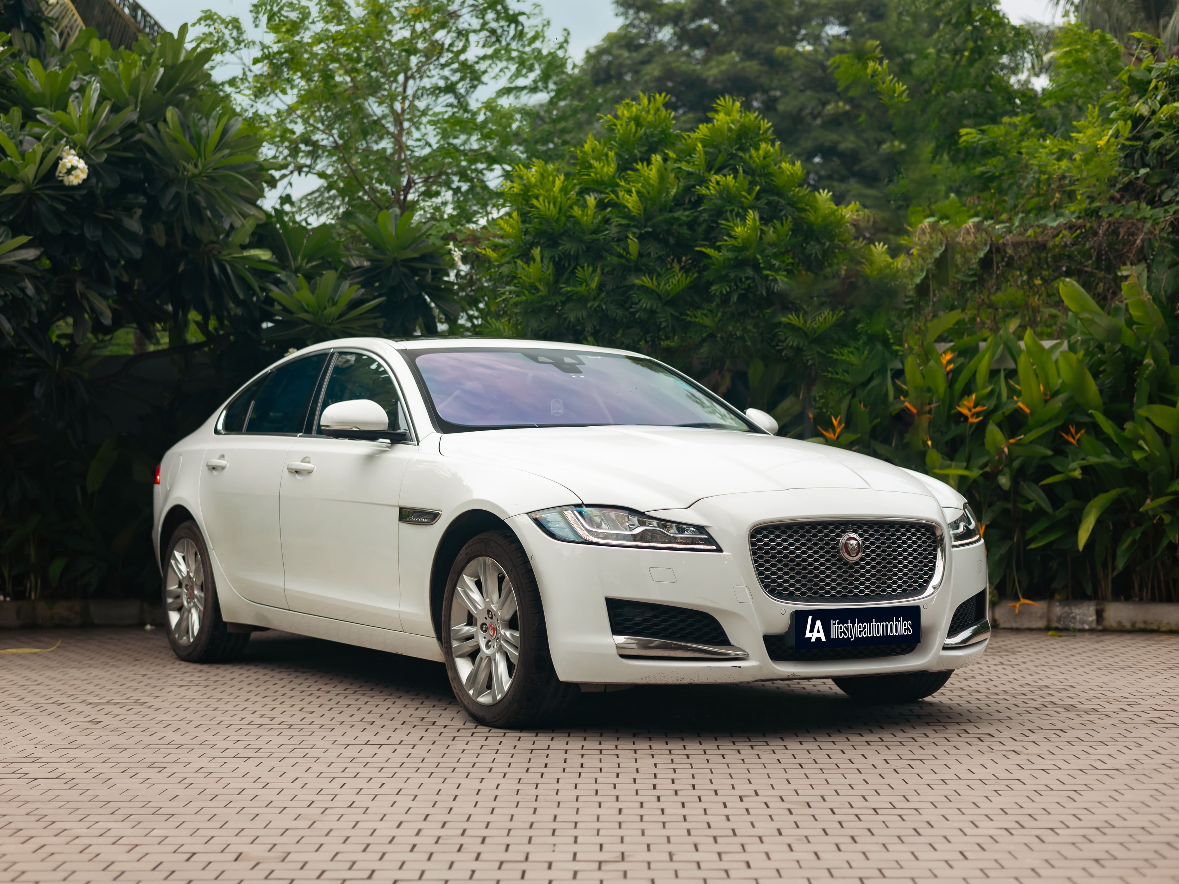 2018 Jaguar XF 2.0L Portfolio, image 1
